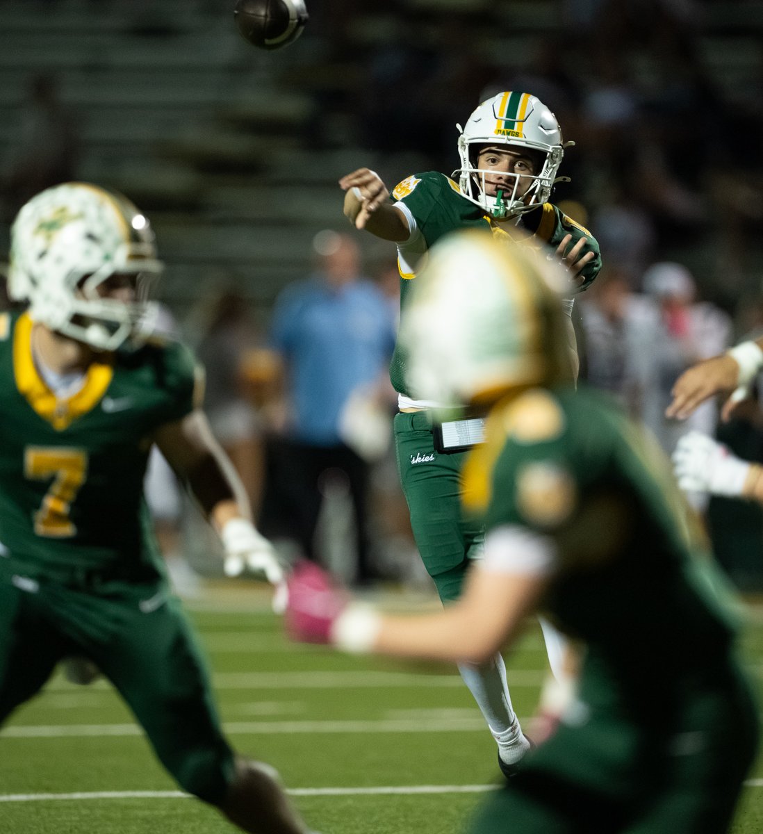 yesanothertweet's tweet photo. A few frames from last night's football game between
@cactusshadowsfb visiting @hzfbfamily. #azpreps #azprepfootball #highschoolfootball
@JUSTCHILLY @gridironarizona https://t.co/e4AURtc3pD
