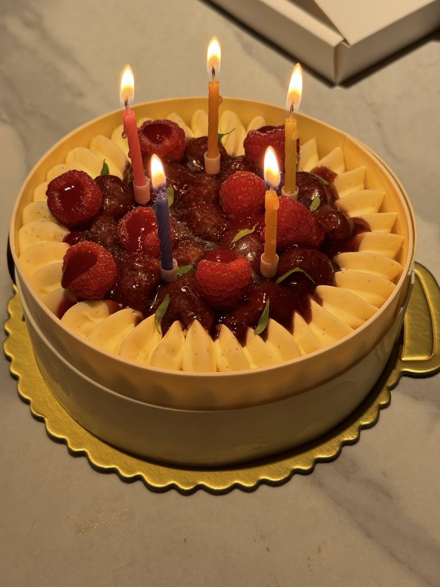6iix7eeven's tweet photo. 发朋友圈之前没有一个人记得我的生日哪怕是前一两天刚讲过的人
那只有自己哄自己开心啦 HBD to me https://t.co/Hu4IOlSmEH