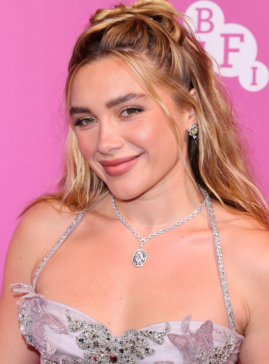 bestofpugh's tweet photo. oh florence pugh looks SO GOOD https://t.co/REiYBwEfhV