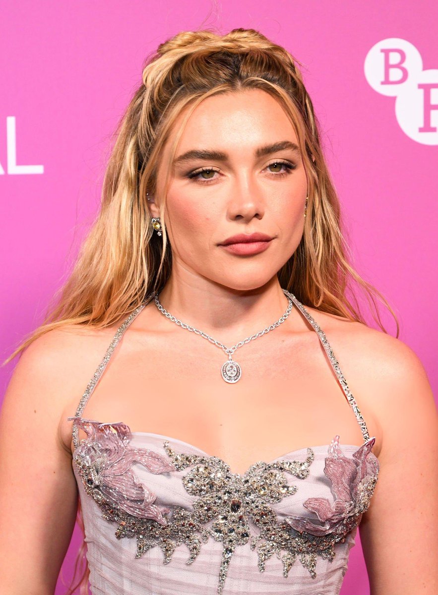 bestofpugh's tweet photo. oh florence pugh looks SO GOOD https://t.co/REiYBwEfhV