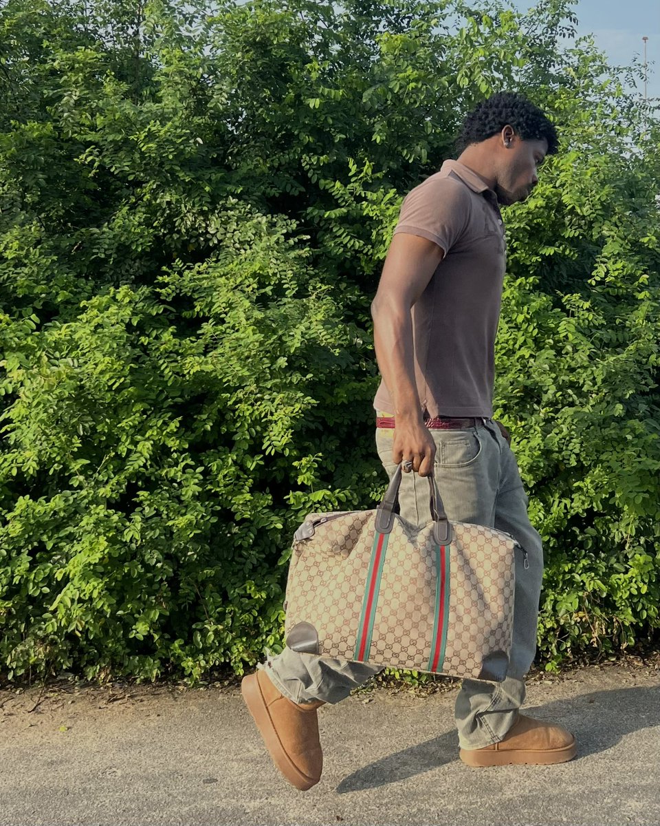 _Maqic_finqer's tweet photo. Point me to the bag🧳 https://t.co/aQXOqL2cRV