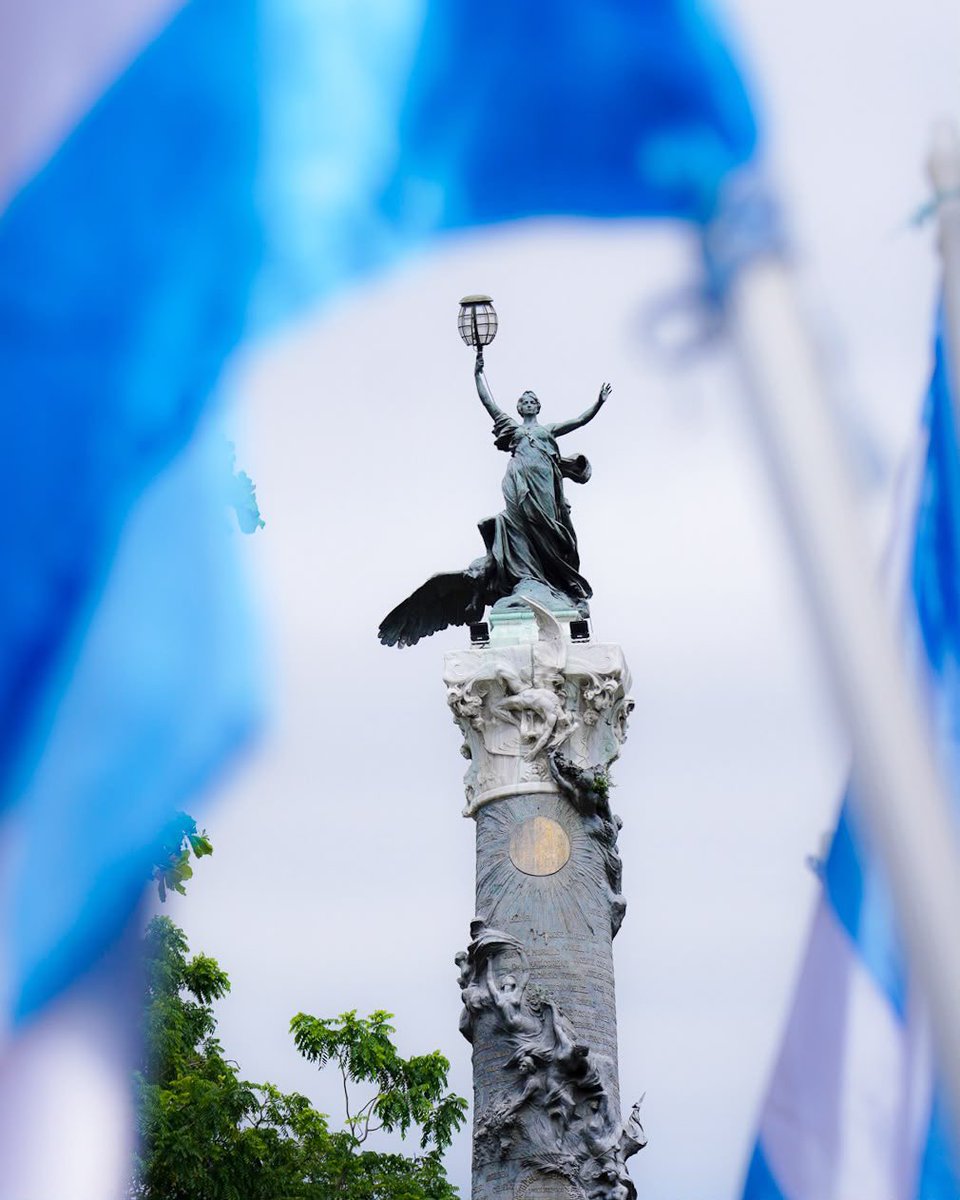 anitagallardo's tweet photo. Con una ofrenda floral en el Parque Centenario, rendimos homenaje a los próceres que marcaron el camino hacia la independencia de Guayaquil.

Junto al prefecto @EncaladaVCarlos y al gobernador José Arévalo, conmemoramos estos 206 años de libertad, recordando el valor de nuestra historia y la responsabilidad de trabajar por el desarrollo de nuestra ciudad y provincia.

¡Viva Guayaquil! 🩵🤍