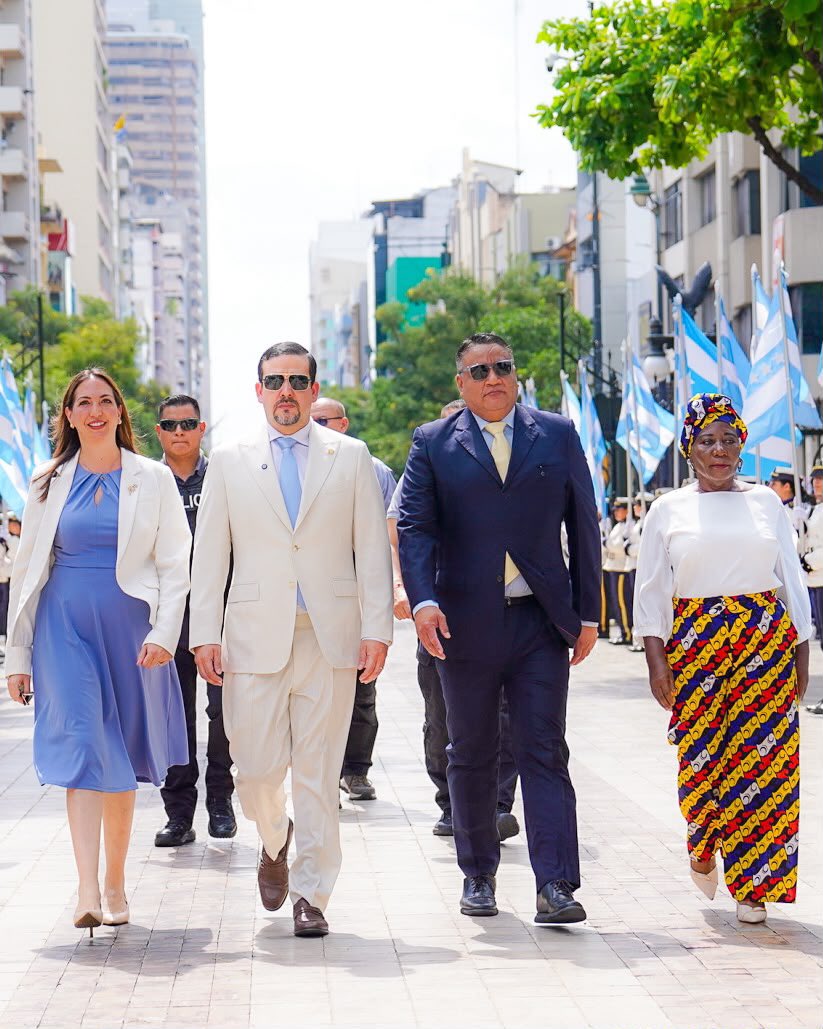 anitagallardo's tweet photo. Con una ofrenda floral en el Parque Centenario, rendimos homenaje a los próceres que marcaron el camino hacia la independencia de Guayaquil.

Junto al prefecto @EncaladaVCarlos y al gobernador José Arévalo, conmemoramos estos 206 años de libertad, recordando el valor de nuestra historia y la responsabilidad de trabajar por el desarrollo de nuestra ciudad y provincia.

¡Viva Guayaquil! 🩵🤍