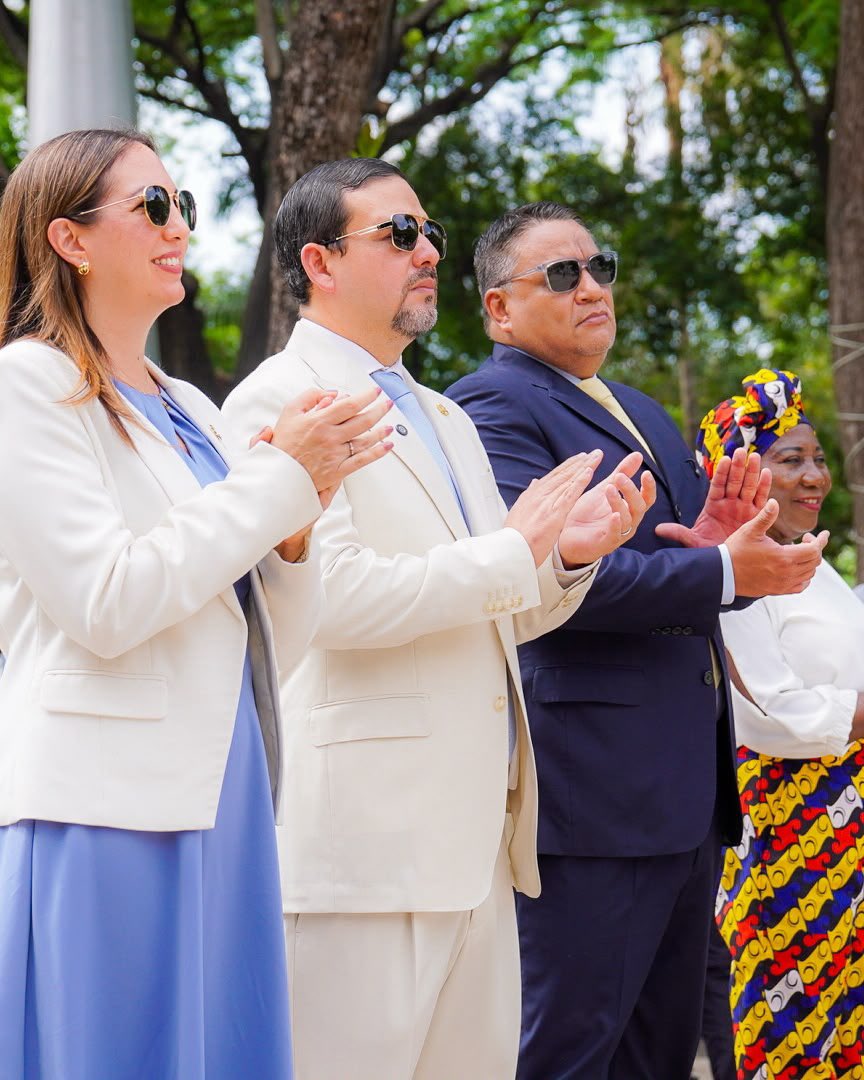 anitagallardo's tweet photo. Con una ofrenda floral en el Parque Centenario, rendimos homenaje a los próceres que marcaron el camino hacia la independencia de Guayaquil.

Junto al prefecto @EncaladaVCarlos y al gobernador José Arévalo, conmemoramos estos 206 años de libertad, recordando el valor de nuestra historia y la responsabilidad de trabajar por el desarrollo de nuestra ciudad y provincia.

¡Viva Guayaquil! 🩵🤍