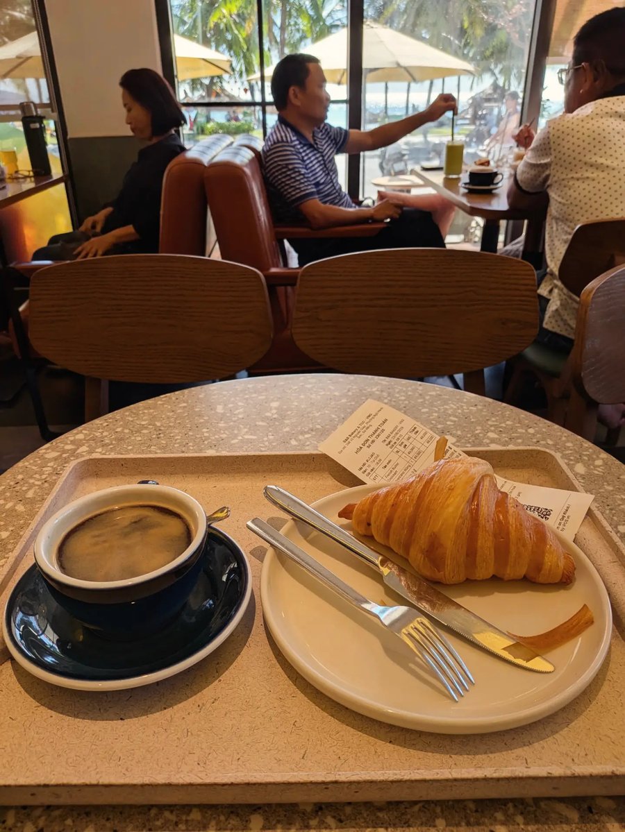 dogan3431's tweet photo. どでかクロワッサンを口いっぱいに頬張る。ベトナムはパンが本当に美味しい。安くはないけど、とにかく大きくて大満足。フォーのイメージが強い人にこそ、ぜひパンも食べてほしい。 https://t.co/l7gZIugAtu
