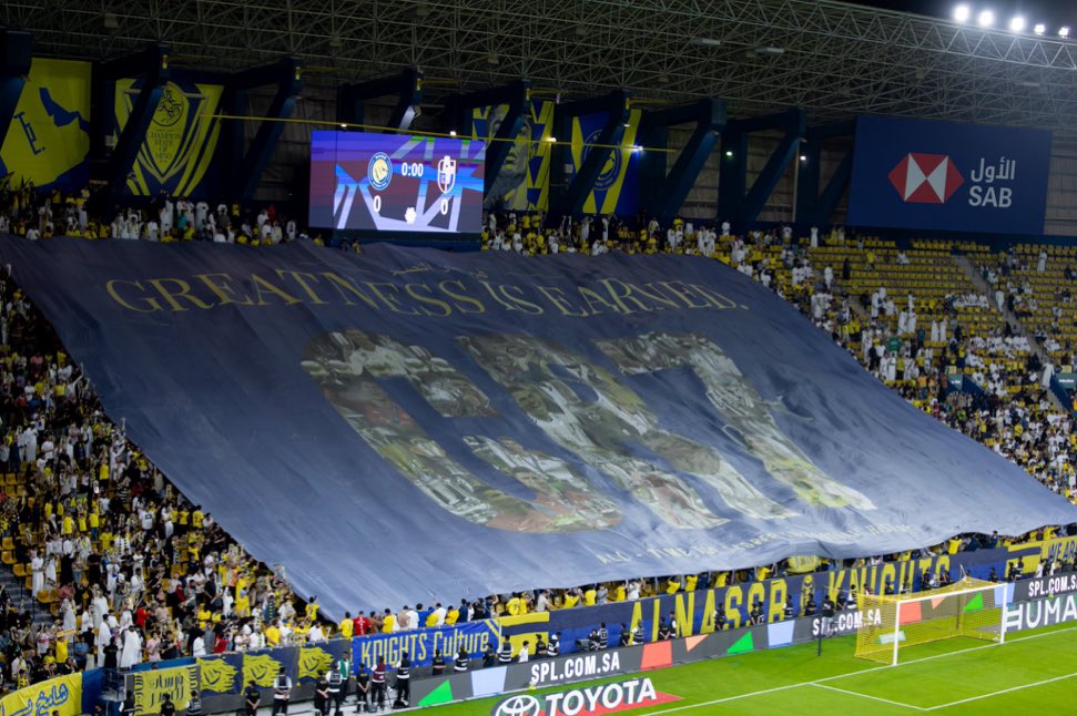 ActuFoot_'s tweet photo. « CR7

LA GRANDEUR SE MÉRITE »

Le tifo des supporters d’Al Nassr 🇸🇦 en SOUTIEN À CRISTIANO RONALDO 🇵🇹 ce soir. 🐐💛💙

📸 @FabrizioRomano https://t.co/CjB8zillxo