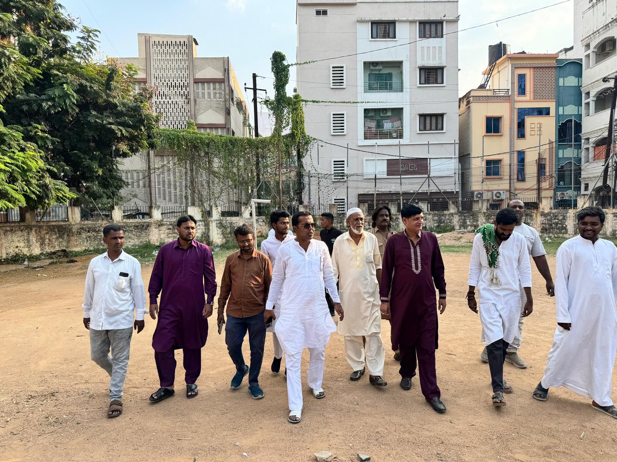 ZafarCorporator's tweet photo. On the Instructions of @aimim_national #President @asadowaisi sb &amp; @Md_MajidHussain sb,

I along with GHMC Officials inspected to development work of #Football Goal post, compound wall &amp; #pathway for walking In Fani Ground  #Mallepally

Agency: Sridevi cons 
Est Cost: 8:50 lakhs https://t.co/YOLmNvPTZE