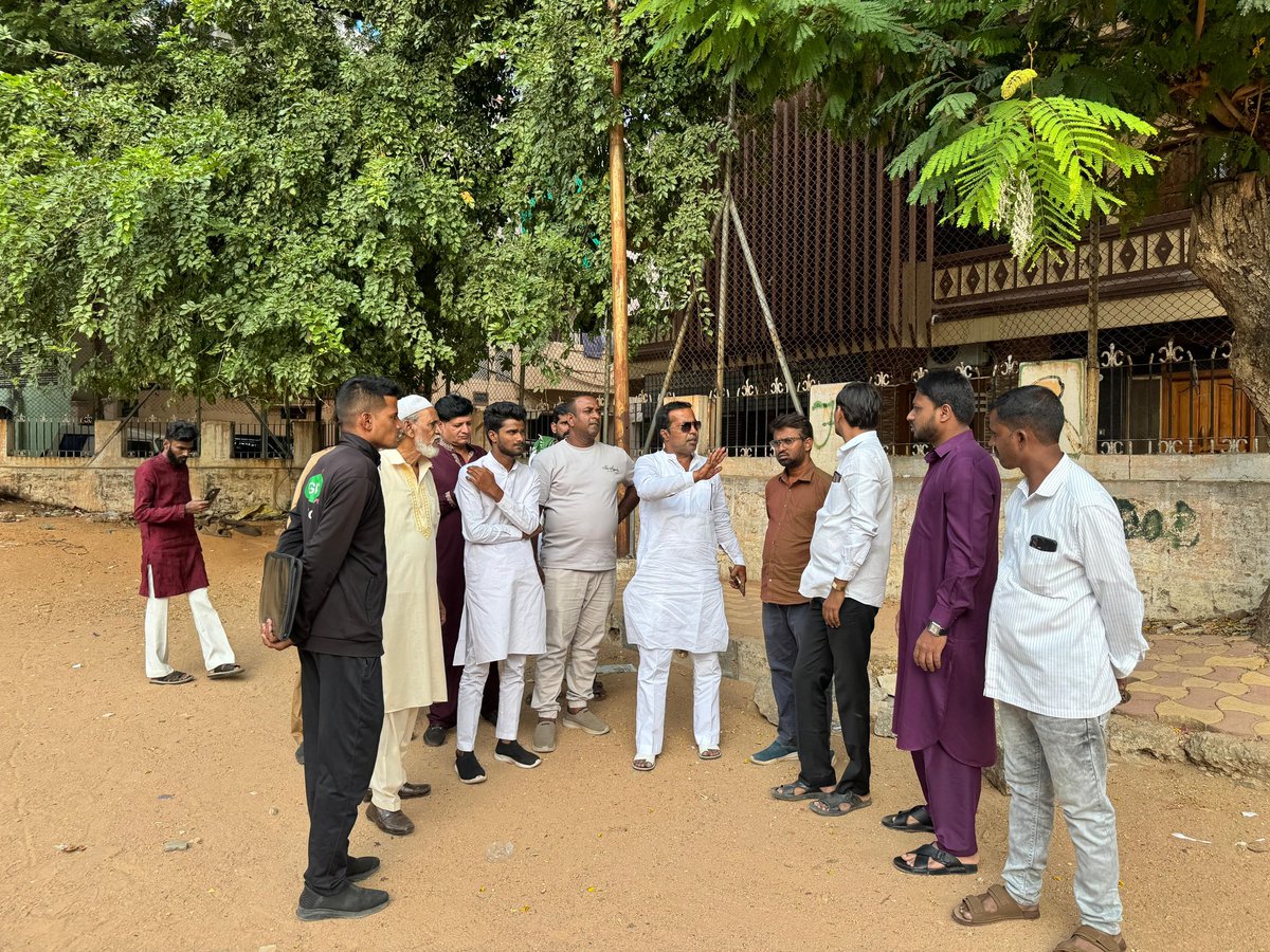 ZafarCorporator's tweet photo. On the Instructions of @aimim_national #President @asadowaisi sb &amp; @Md_MajidHussain sb,

I along with GHMC Officials inspected to development work of #Football Goal post, compound wall &amp; #pathway for walking In Fani Ground  #Mallepally

Agency: Sridevi cons 
Est Cost: 8:50 lakhs https://t.co/YOLmNvPTZE
