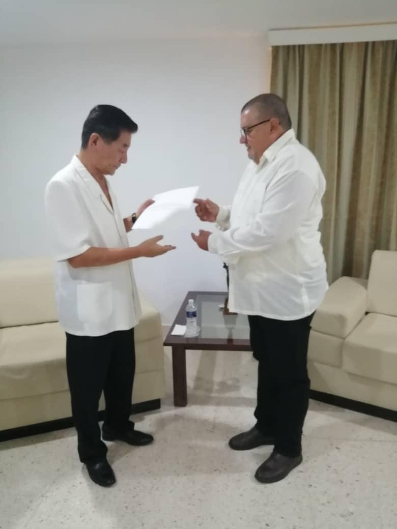 luis69002's tweet photo. Entregué al compañero Han Su Chol, Embajador de la #RPDC en #Cuba, mensaje de felicitación del Primer Secretario #CCPCC @DiazCanelB, en ocasión del 81 aniversario de la fundación del Partido del Trabajo de Corea. Reiteré firme voluntad de profundizar los lazos interpartidistas. https://t.co/04mlJZ5WmB