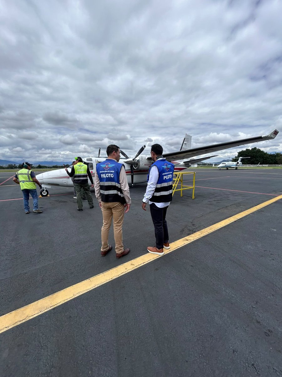 salomonj's tweet photo. ✈�� En estos momentos, un menor que sufrió quemaduras en el 46% de su cuerpo, a consecuencia de un grave accidente en su hogar, ya se encuentra en vuelo rumbo a Galveston, Texas, Estados Unidos, donde recibirá atención médica especializada en el Hospital Shriners para Niños.

Ante la gravedad de sus lesiones, y luego de ser atendido en el Hospital General de Salina Cruz, pusimos a disposición una aeronave del Gobierno del Estado para facilitar su traslado.

Esta acción se realiza a través de los Servicios de Salud de Oaxaca, Sistema DIF Estatal y el Hangar Oficial, en coordinación con la Fundación Michou y Mau.

Seguiremos pendientes de su llegada y su estado de salud.

@GobOax @HangarGobOax @michouymau @SSO_GobOax @DIF_Oaxaca
