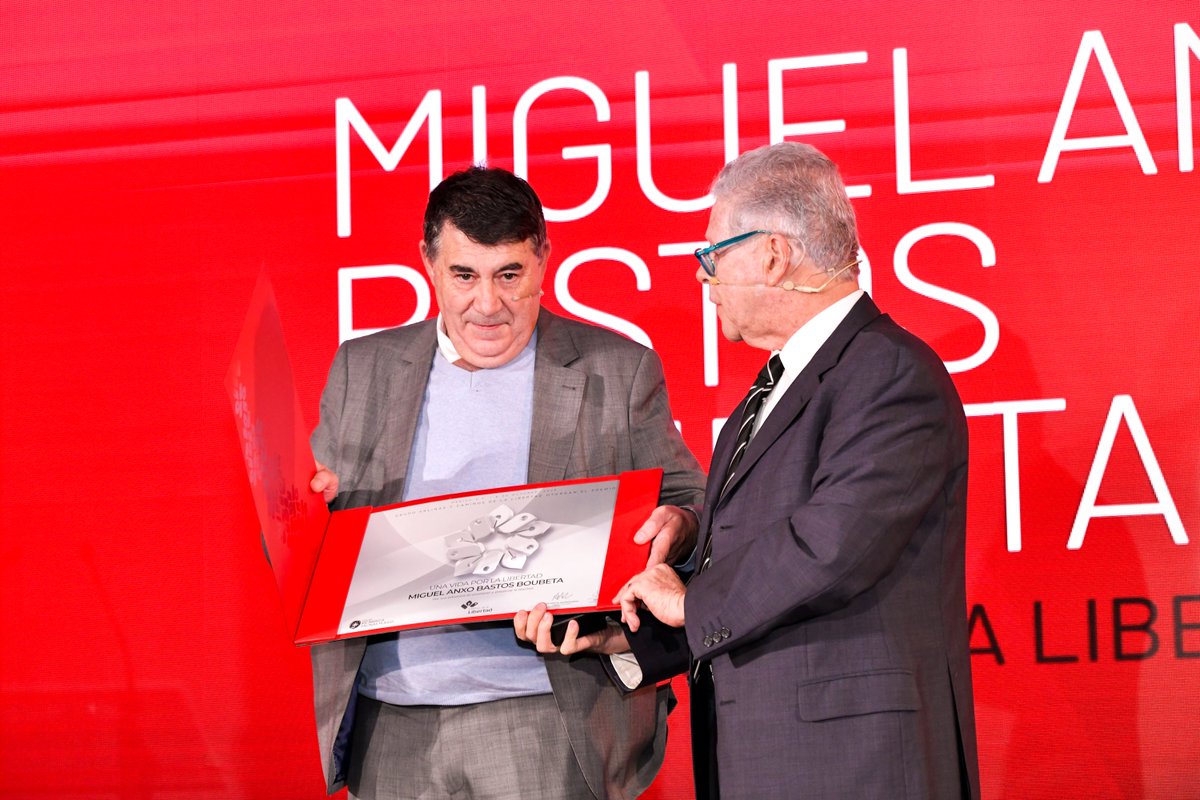 cam_lib's tweet photo. Miguel Anxo Bastos recibió el premio Una Vida por la Libertad de Caminos de la Libertad, en reconocimiento a su trayectoria como profesor, economista y divulgador de las ideas de la libertad. @Bastos_Quotes 

#MiguelAnxoBastos #UnaVidaPorLaLibertad