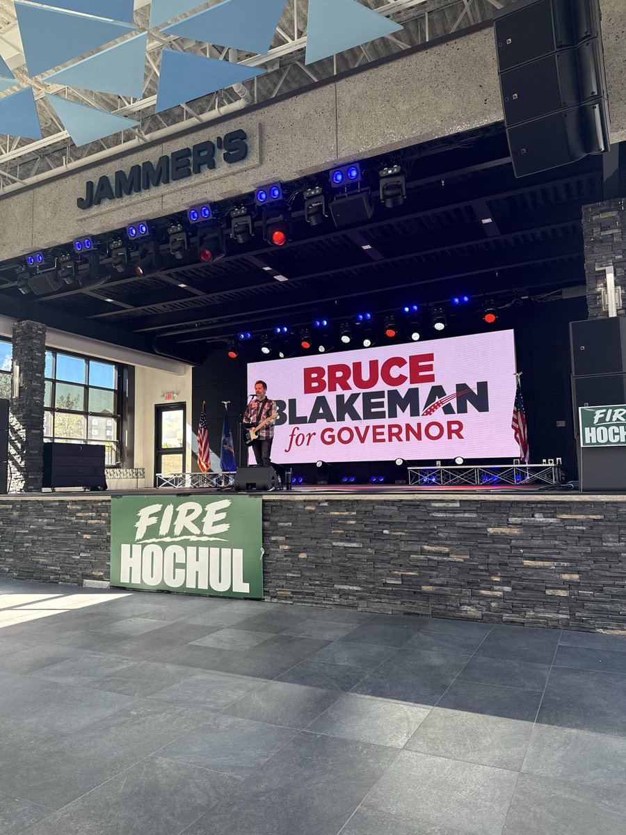 quinnpostman_'s tweet photo. Over 100 people are at Jammer’s Sports Bar ahead of President Donald Trump’s visit to Syracuse later today. Those here are gathering in support of Republican Bruce Blakeman’s gubernatorial campaign @dailyorange. https://t.co/NFpugczuqk