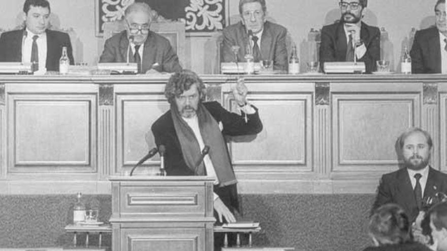 nabia69's tweet photo. Vós sodes moi novos, mais no 1985 Beiras era como Gary Cooper na peli "Só ante o perigo", o único representante do Bloque no Parlamento galego. E a xente nas rúas berraba:

Beiras Torrado o noso deputado! https://t.co/1ww5CfPtq8