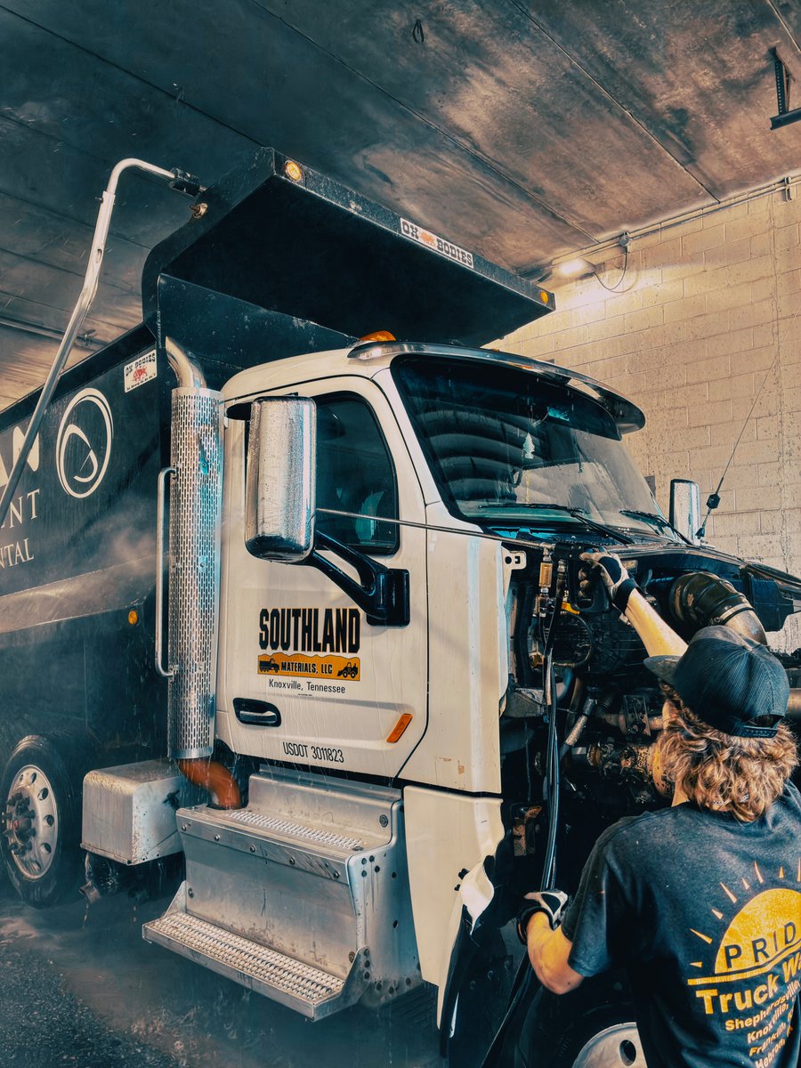 PRIDETruckWash's tweet photo. We're not just a truck wash... we're a FAMILY. 💪
We're always learning, teaching, and helping each other grow. 👊
We take PRIDE in YOUR RIDE! 🫵
#GrowTogether #TeamPRIDE #TeamWork #Motivation #OneUNIT #PrideTruckWash #YourRideOurPride https://t.co/0sSQcf26qZ