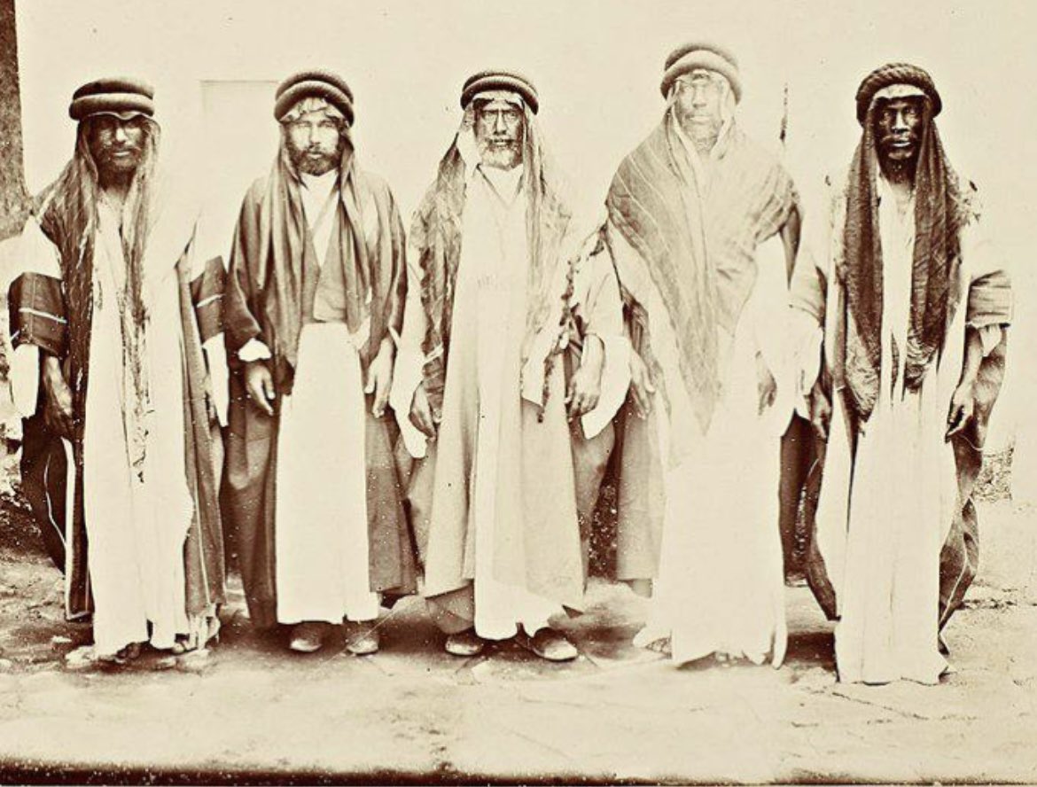 q00ll7's tweet photo. الشيخ صفوق بن فارس الجربا من اقوى شيوخ العرب الأواخر 
هو من هزم المملكة الفارسية في كرمنشاه
واسقط دولة المماليك في بغداد
دمر الولايات العثمانية في تركيا
القابه المحزم كان لاينزع حزام الحرب من واسطته لفترات طويله وملك الصحراء
تلفي لشيخ يرهبونه عدانا 
صفوق مفراص البواشي والأروام https://t.co/4Gu9pNMmXY