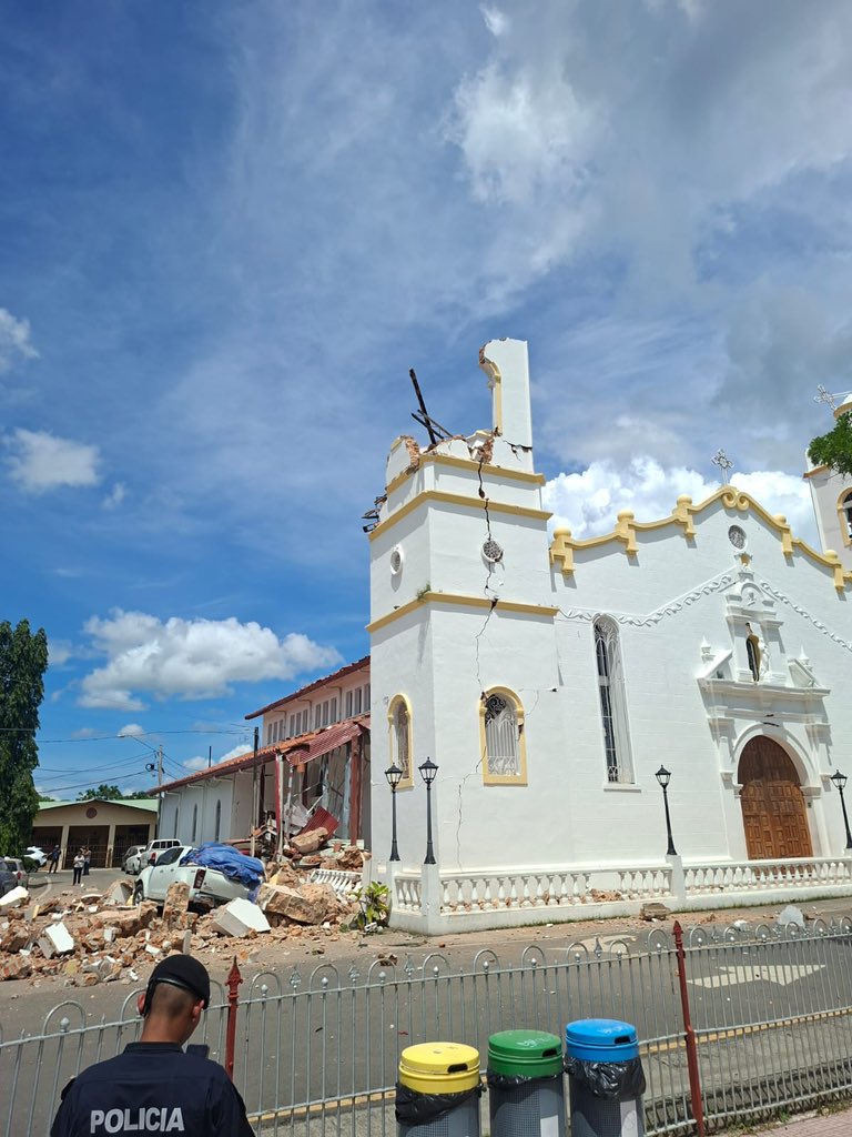 AlvaroAlvaradoC's tweet photo. Imágenes desde Penonomé. La gobernación y la Catedral quedaron bastante afectadas. https://t.co/xE9HqfOw75