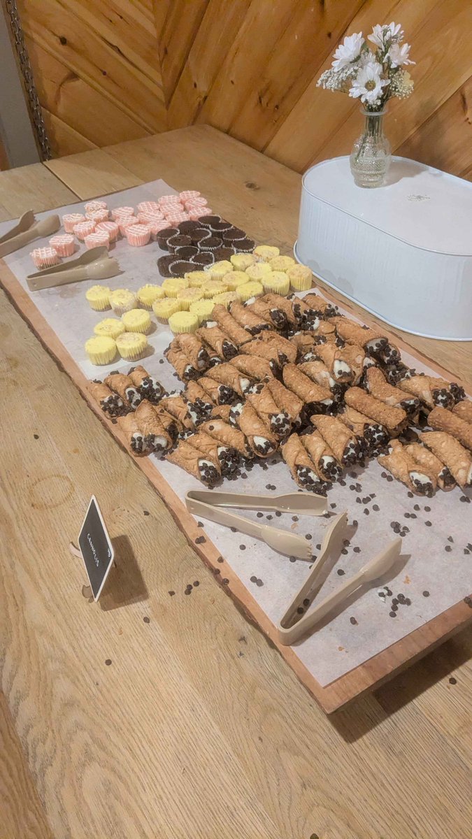 try_dote's tweet photo. Desert from yesterday! Cannolis and cheesecake yum. 😋 🇮🇹 🔥 

@stanleybystan #StanLaunchpad https://t.co/aEpNL5l6tt