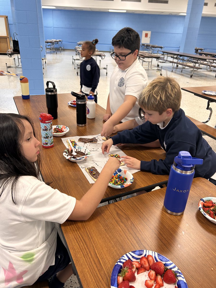 stdomsob's tweet photo. 🍓🍫🍴Little Chefs, Big Fun!

Our Little Chefs afterschool club was busy this week whipping up delicious desserts and having a sweet time together! From mixing to decorating, our young chefs are cooking up memories one treat at a time! ✝️💙🦅 https://t.co/nvuSbIqV5l