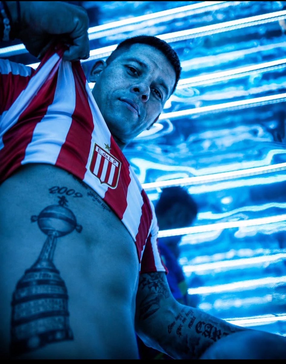 juampi_aleman's tweet photo. #EDLP 🇦🇹Tras entredichos, Marcos Rojo fue muy importante para que la AFA logre habilitarlo para vestir la camiseta de ESTUDIANTES. 

Jugará tanto la Copa Libertadores, Final de la Supercopa y el Torneo Local, tras la lesión de Neves que de mínimo tiene tres meses de recuperación. https://t.co/JreZKPVVKP