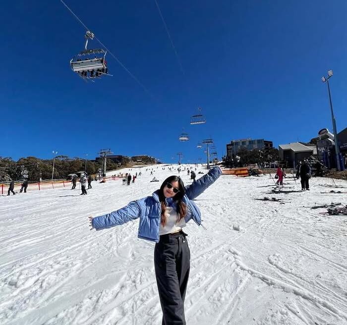 chung966's tweet photo. Winter’s calling. Have you locked in your snow trip yet? A few hours from Melbourne, Mount Buller becomes a winter playground with fresh snow, alpine air, and unforgettable days on the slopes. Plan your escape early with Vietravel Australia. https://t.co/TeYGjIO6ip