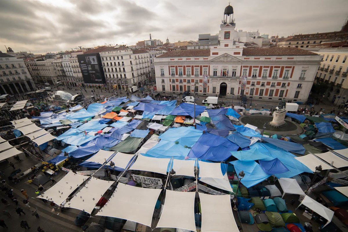 luisghernan's tweet photo. Me gusta este Madrid:

Insumiso
Movilizado
Decidido
Efervescente
Gritón
Antifascista

Son ya más de dos mil carpas colocadas a todo lo largo de Puerta del Sol... ❤️‍🔥 https://t.co/vYNvvcgHSM