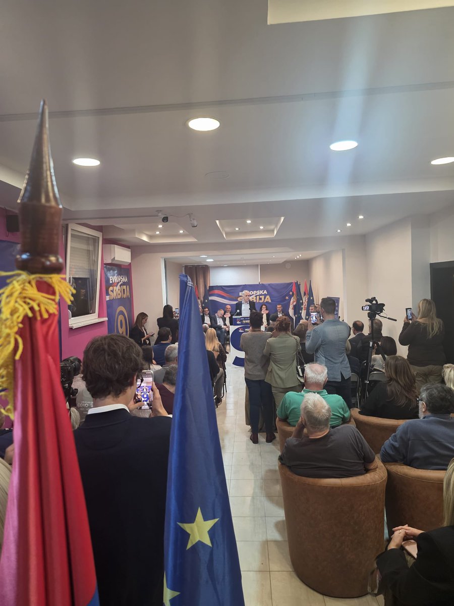 SlobodaIPravda's tweet photo. Kraljevo večeras 🇷🇸🇪🇺
Nastavljamo borbu za EVROPSKU SRBIJU! https://t.co/CM0vNFFqTh
