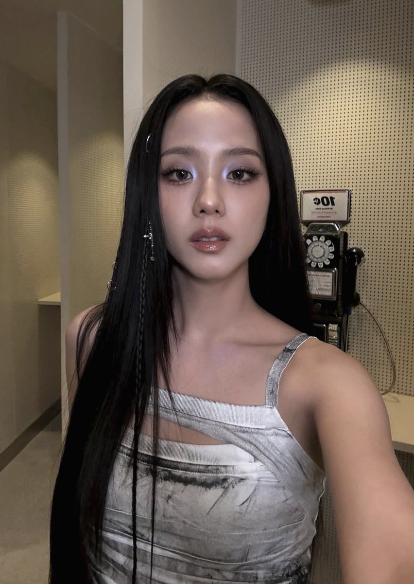 GODTIERJISOO's tweet photo. her best selfie to date btw… nobody has ever looked prettier https://t.co/IOQzTFmneg