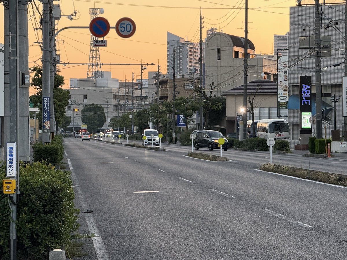 kinopid's tweet photo. 朝から消防めちゃ居った！
岡山の下伊福ら辺にめちゃ居た！ https://t.co/ELULZtPWzx