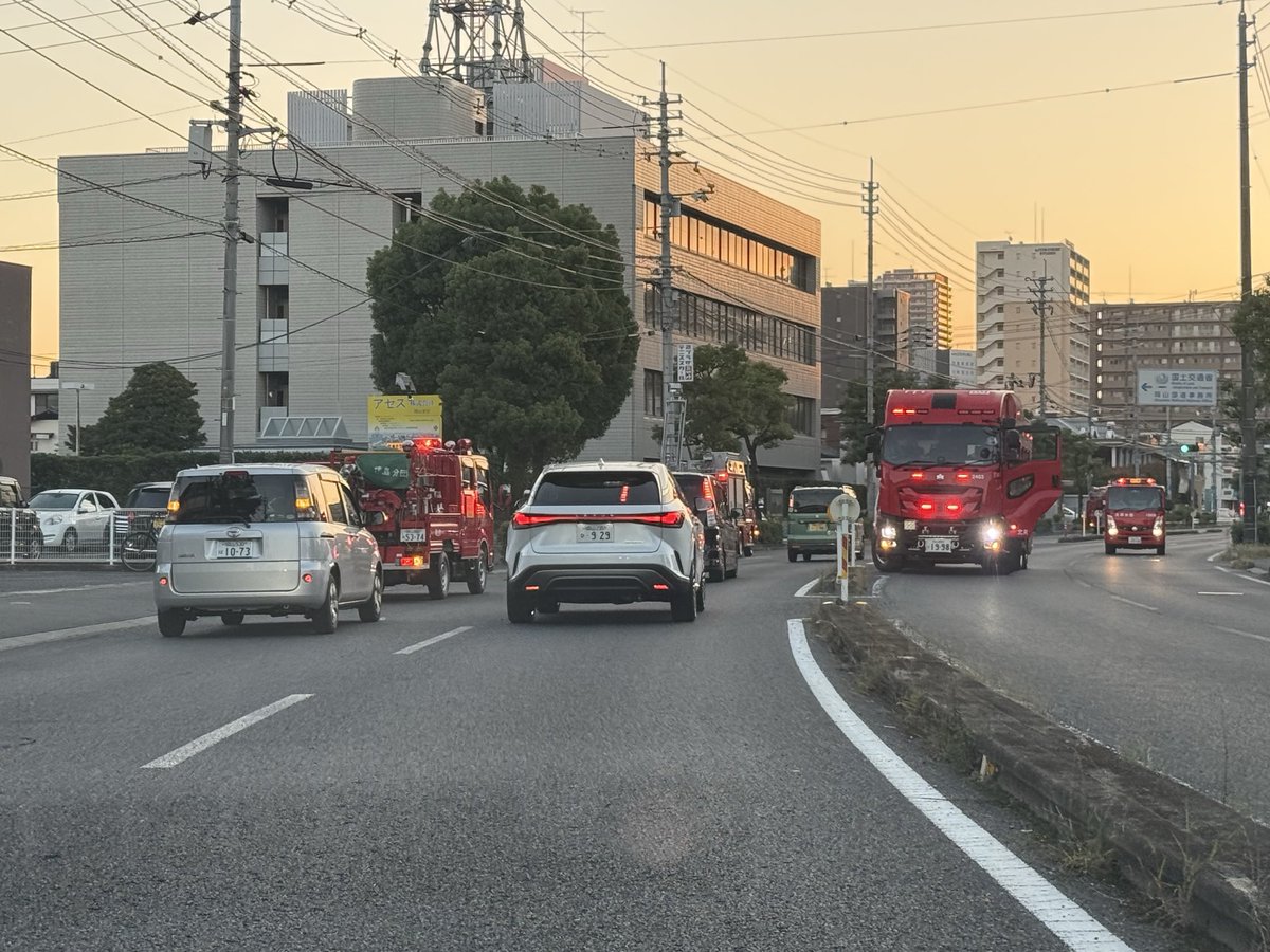 kinopid's tweet photo. 朝から消防めちゃ居った！
岡山の下伊福ら辺にめちゃ居た！ https://t.co/ELULZtPWzx
