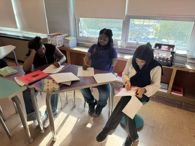 OlmstedSouth's tweet photo. 🔬💜 Sixth grade science is in action at OAS!
Our young scientists are exploring, investigating, and learning through hands-on activities. Great things are happening in the science classroom! 🦉
#OASOwls #SixthGradeScience #ScienceInAction #HandsOnLearning #OlmstedAcademySouth https://t.co/UMARx4TMki