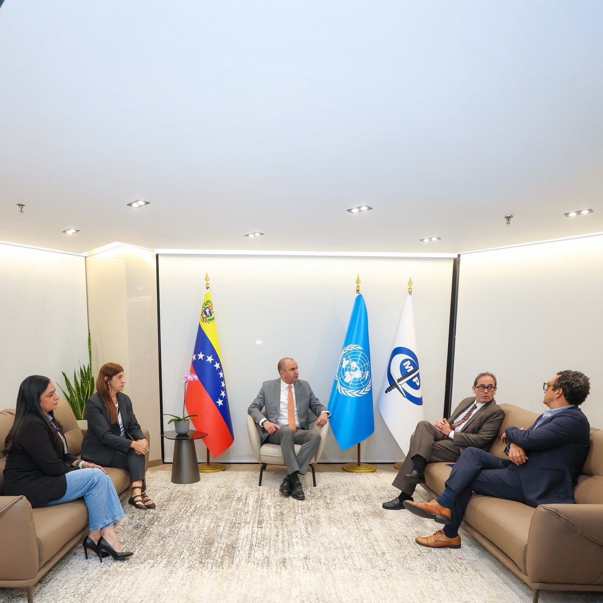 LarryDevoe's tweet photo. Sostuvimos este viernes una importante reunión en la sede principal del Ministerio Público con Luis Francisco Thais, representante del Programa de las Naciones Unidas para el Desarrollo (PNUD) en Venezuela y parte de su equipo.

En este espacio de trabajo, identificamos líneas de cooperación concretas para el desarrollo de la Consulta Nacional sobre la Reforma de la Justicia Penal, sumando su experiencia, apoyo técnico y acompañamiento especializado a esta iniciativa.

Seguimos estrechando lazos con organismos internacionales para robustecer nuestras instituciones y construir un sistema de justicia penal cada vez más humano, justo y eficiente.

#MinisterioPublico #PNUD #ConsultaNacional #ReformaJusticiaPenal #Venezuela