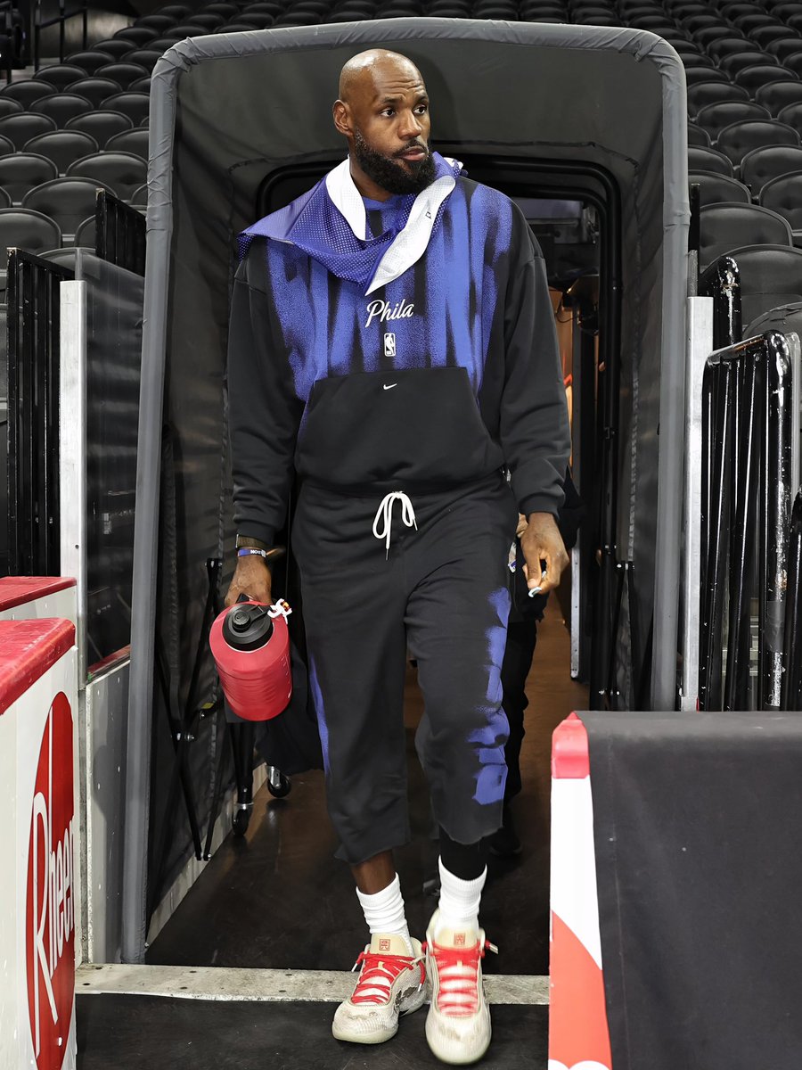 DaKidGowie's tweet photo. When @NIKE revealed the NBA Standard Issue Collection, every comment section trolled about how “mid” or “trash” it was. NOW, I’m seeing endless comments about how fire the warmups are. Proof that many people hate just to be different. 🤷🏾‍♂️🔥 https://t.co/H9U1MUI4ip