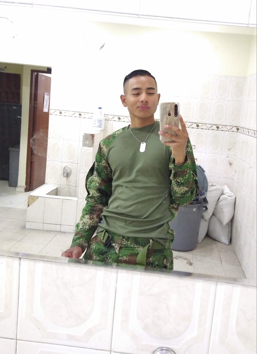 felixsoldier's tweet photo. Ustedes morbosearon en su servicio militar? 
Hay contenido a la venta +57 3174321721 https://t.co/ZIhWoJIWXm