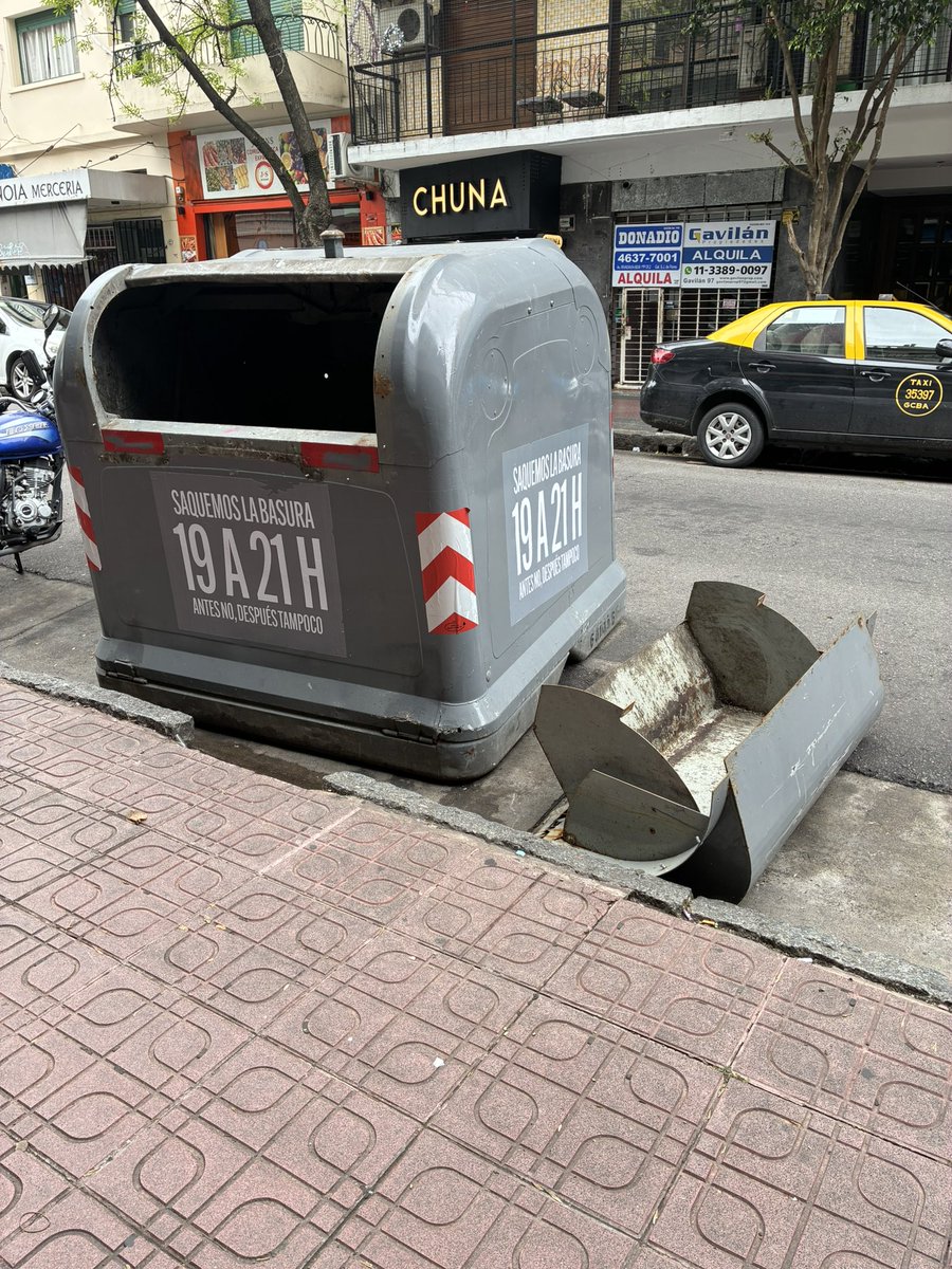 NerinaAndrea's tweet photo. Hola @jorgemacri @ibaistrocchi @DaroNieto  @gloriallopiz @gcba @lauritalonso  @gzinny  @CominVillanueva #cabaabandonada #mugre Bonorino 31 , contenedor roto  . Cuál es la empresa recolectora de la zona ? Quien controla ? @VecinosCon5633 https://t.co/JK9PPY0ghr