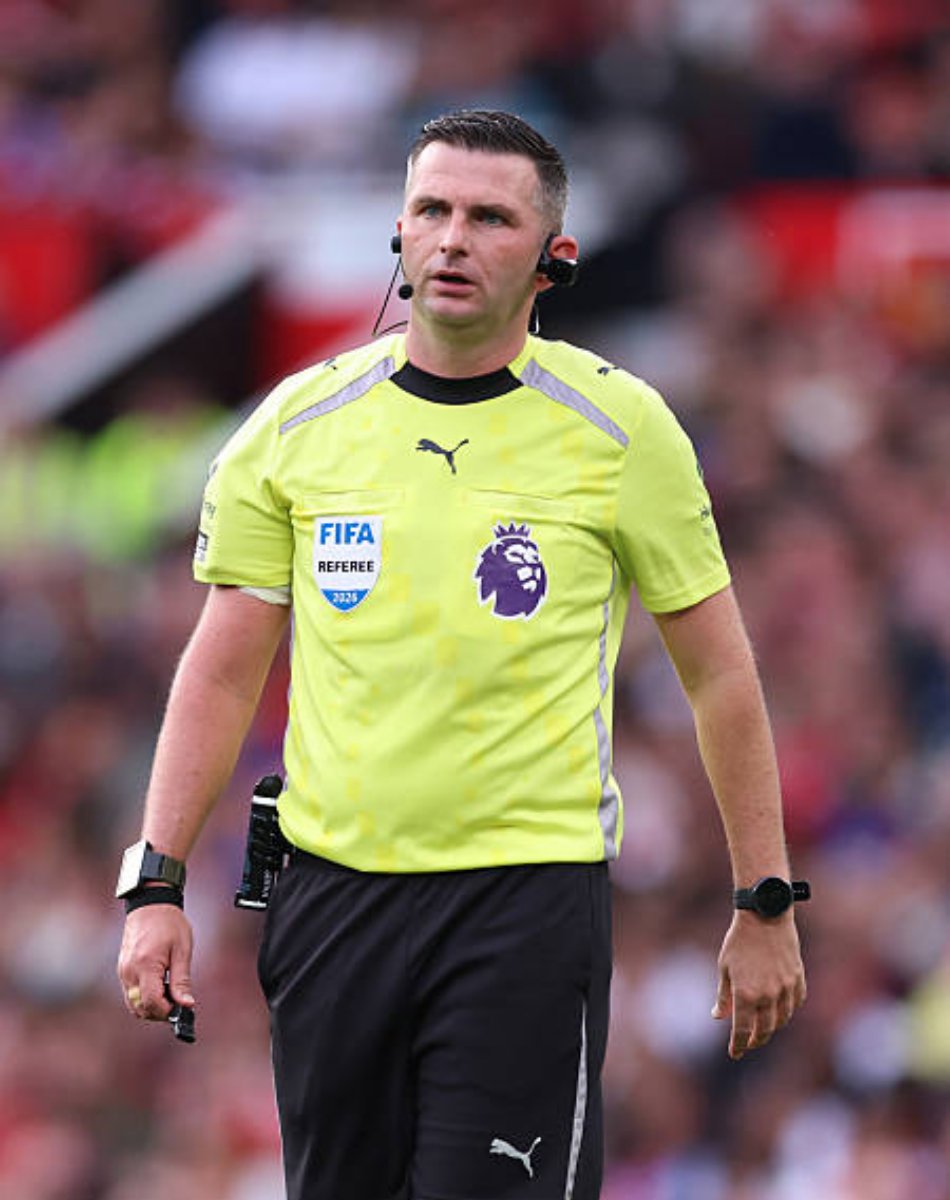 Mercado_Ingles's tweet photo. 🚨🏴󠁧󠁢󠁥󠁮󠁧󠁿 𝗨𝗟𝗧𝗜𝗠𝗔 𝗛𝗢𝗥𝗔: El arbitro Michael Oliver NO arbitrará en la Premier League este fin de semana.

Anteriormente aceptó un trabajo remunerado de arbitraje en Emiratos Arabes Unidos, donde estan basados los propietarios del Manchester City.

Michael Oliver habia arbitrado en cada jornada de la Premier League hasta esta.