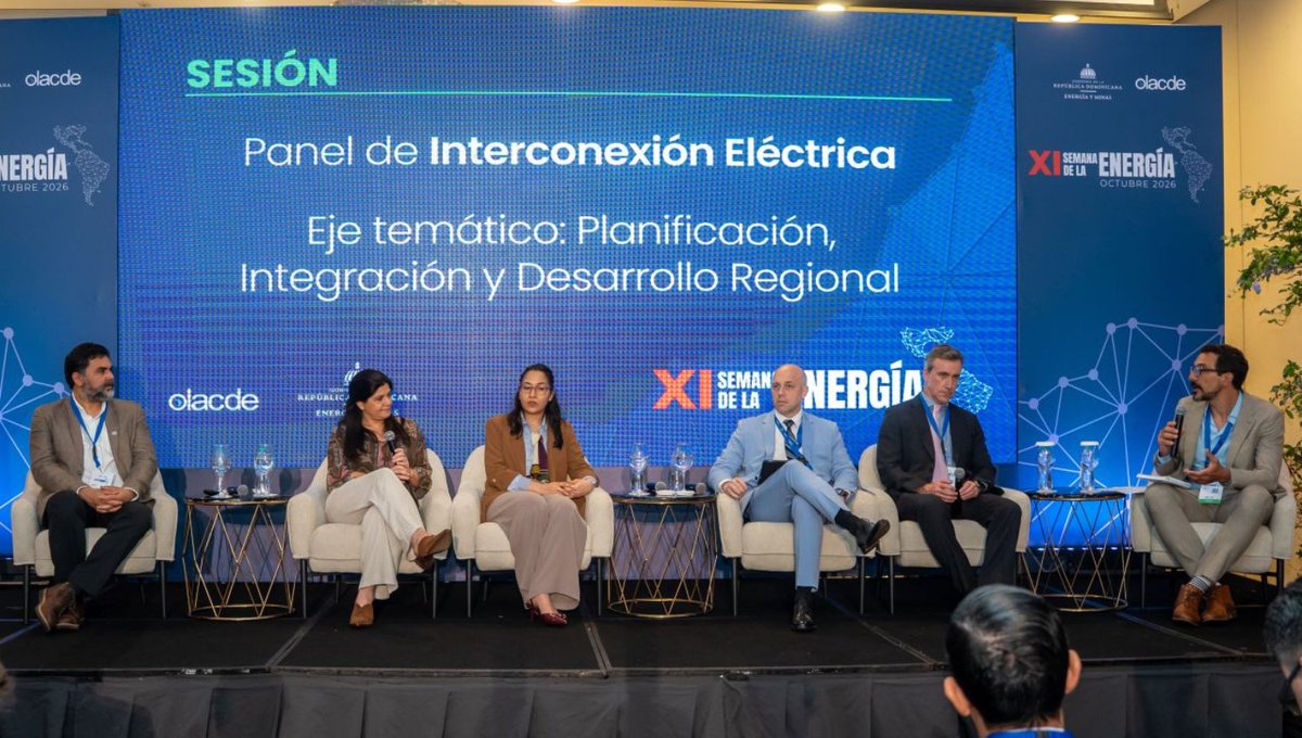 Fonplata's tweet photo. Acompañamos el foro energético de la región. ⚡
Del 6 al 9 de octubre, FONPLATA auspició por tercer año consecutivo la XI Semana de la Energía, organizada por @OLACDEORG  y el Ministerio de Energía y Minas de la República Dominicana en Santo Domingo. Participaron más de 3.000 personas de 27 países.
Nuestra presencia incluyó:
🔌 El panel sobre el Plan Regional de Interconexión Eléctrica hacia 2040, con la participación de @BlasRozada , nuestro Jefe de Operaciones País en Bolivia.
🌱 El Diálogo Público-Privado sobre energías renovables, junto a gobiernos y empresas.
🏛️ LVI Reunión de Ministros de Energía, donde participamos como observador general en las deliberaciones de los ministros de la región.
 🤝 La cena oficial de ministros, un espacio de diálogo directo con las máximas autoridades del sector.
 
Como planteó Rozada, la integración energética necesita capital, pero antes necesita confianza. El papel de un banco de desarrollo es “ayudar a convertir esa confianza en reglas, esas reglas en proyectos y esos proyectos en infraestructura”.
👉 Lee la nota completa: https://t.co/yCvgbtmjiv

#IntegraciónEnergética #SemanaDeLaEnergía #FONPLATA #TransiciónEnergética