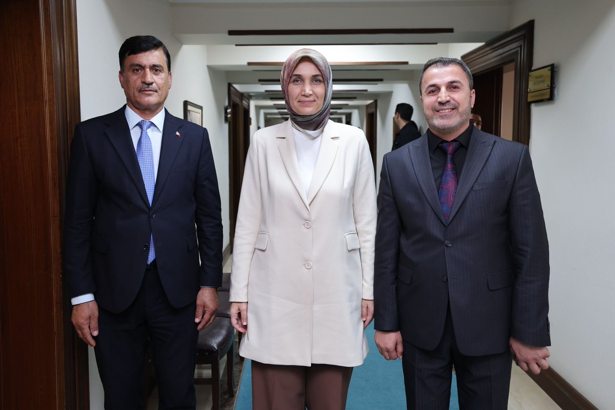 kubrayigitbasi's tweet photo. Anadolu Güvenlik Korucuları ve Şehit Aileleri Konfederasyonu heyeti ile Bakanlığımızda bir araya geldik.

Ülkemizin huzur ve güvenliği için görev yapan güvenlik korucularımız ile aziz şehitlerimizin bizlere emaneti olan ailelerinin her daim yanındayız.

Ziyaretleri dolayısıyla kendilerine teşekkür ediyorum. 🇹🇷