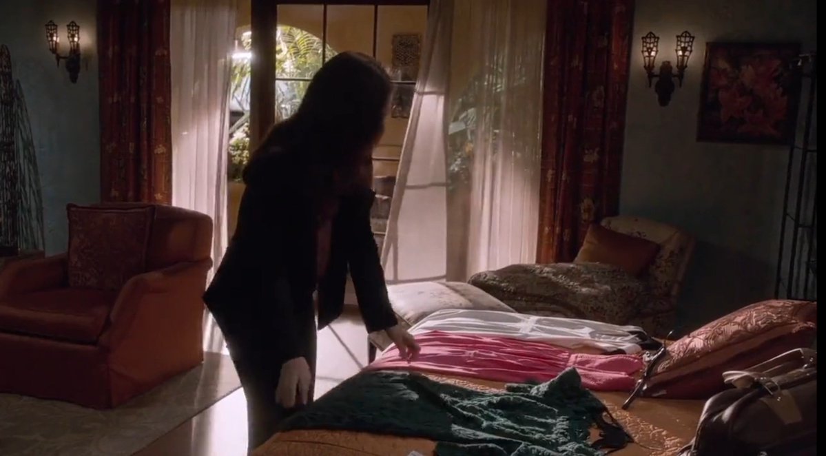 lecterdjarin's tweet photo. patrick eligiendo los vestidos para lisbon no engañó a nadie😭😭😭 pienso que verde esmeralda por sus ojos rosa porq le gusto como le quedaba cuando casi fue dama de honor de van pelt &amp; blanco porq si se casa con alguien ese alguien tiene que ser él dios me lo bendiga🙏🙏 uno asi https://t.co/YdQcZkKx6O