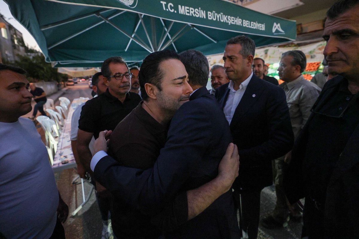 yenipartiyiz's tweet photo. Genel Başkanımız Özgür Özel, kızı Sezen Taş’ı kaybeden şarkıcı Atilla Taş’a Mersin’deki evinde taziye ziyaretinde bulundu. https://t.co/SreOeL1xyk
