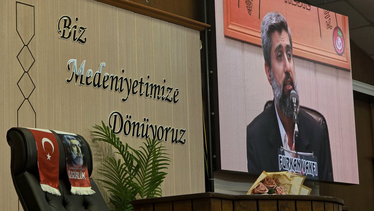 Hasankoktepe2's tweet photo. Bedenleri hapsedebilirsiniz, fikirleri asla!

#HocamıDinliyorum https://t.co/j5DPPTTfpp