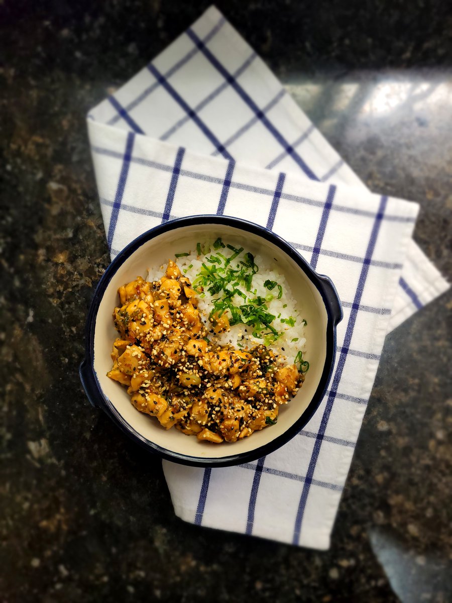 mariguilherme's tweet photo. Pra variar o peito de frango do almoço, um molhinho oriental que foge da mesmice e nem é um escândalo pra quem é regrado. Vem que tem o passo a passo completo e dicas de substituição. É daquelas receitas versáteis pra fazer com o que tem!  🧶👇 https://t.co/2HIQvSN7fa