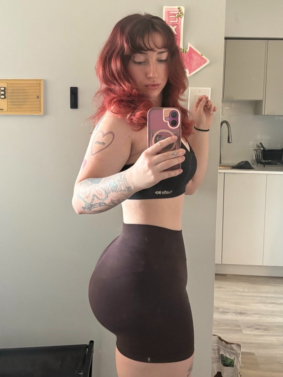 iamcattlyn's tweet photo. 7 years of working out finally paying off https://t.co/hMMjTlZz9q