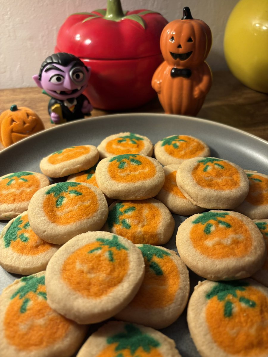 sodazerosugar's tweet photo. I LOVE OCTOBER AND I LOVE COOKIES https://t.co/RPFCuezTR7
