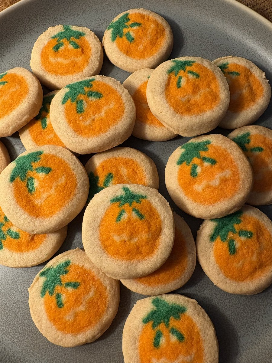 sodazerosugar's tweet photo. I LOVE OCTOBER AND I LOVE COOKIES https://t.co/RPFCuezTR7