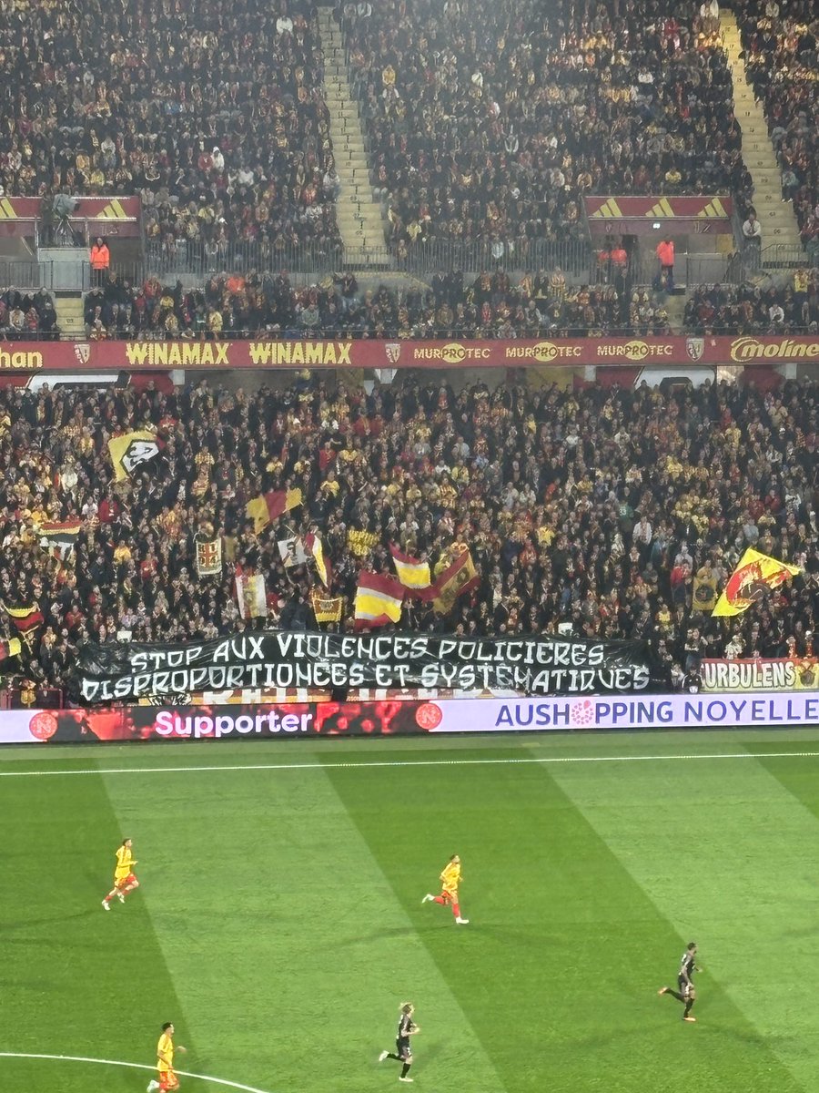 guillaumederlyn's tweet photo. « Stop aux violences policières disproportionnés et systématiques » ❌

La banderole des Red Tigers après les manifestations lycéennes en France actuellement.

#RCLOL https://t.co/DovGMu4lV6