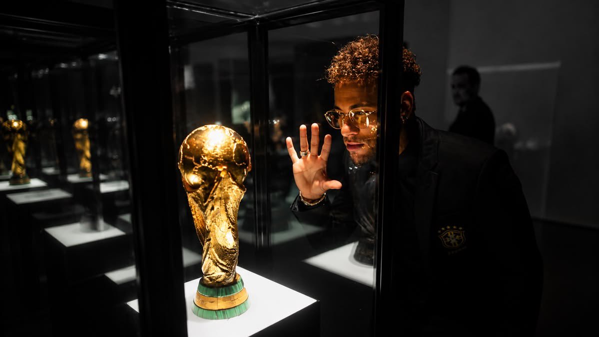 CrushdTinBoxd's tweet photo. cuando volvés a ver su foto y está más linda de lo que recordabas entonces tenés que pelar este emote https://t.co/hDRI5Q0CdJ