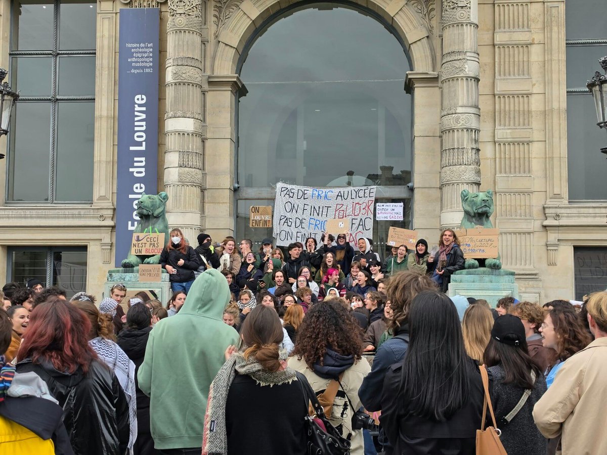 le_Parisien's tweet photo. « Privilégiés, pas aveugles » : à Paris, la jeunesse des écoles huppées manifeste pour la première fois de son histoire
➡️ https://t.co/OEmEy7ywYR https://t.co/gexd63hR8o