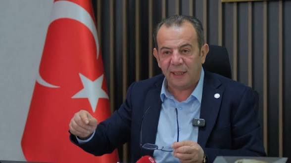 BayraktarOr's tweet photo. Tanju Özcan neden içeride? 
Bilen var mı? !!!

#tanjuözcan https://t.co/wBV0WFdbk6