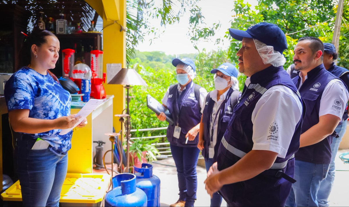SecPrensaSV's tweet photo. Este viernes se ejecuta un operativo de inspección a escala nacional para verificar la calidad de los alimentos que se comercializan en establecimientos del país, ante la afluencia de visitantes hondureños durante la Semana Morazánica. https://t.co/xVjwu4OW2L
