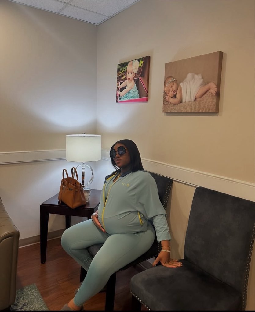 DavidoPolice's tweet photo. A beautiful rare picture of Chioma during her twin pregnancy 😍❤️🤰 https://t.co/NnT6e16J7V